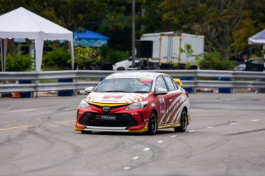 Chiangmai - 13 Kasım 2021, Toyota yarış arabası hipodrom yolunda yüksek hızda, rali spor arabası yarış sırasında yolda hızlı, Toyota Gazoo Yarış Motorsporu Tayland 'da yüksek hız, 700. yıl stadyumu, Chiangmai, Tayland