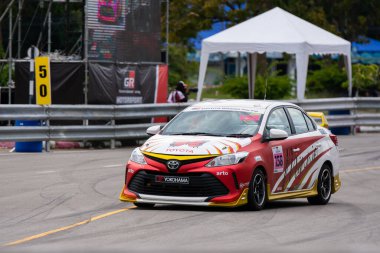Chiangmai - 13 Kasım 2021, Toyota yarış arabası hipodrom yolunda yüksek hızda, rali spor arabası yarış sırasında yolda hızlı, Toyota Gazoo Yarış Motorsporu Tayland 'da yüksek hız, 700. yıl stadyumu, Chiangmai, Tayland