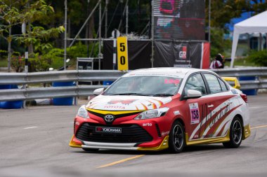 Chiangmai - 13 Kasım 2021, Toyota yarış arabası hipodrom yolunda yüksek hızda, rali spor arabası yarış sırasında yolda hızlı, Toyota Gazoo Yarış Motorsporu Tayland 'da yüksek hız, 700. yıl stadyumu, Chiangmai, Tayland