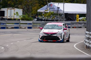 Chiangmai - 13 Kasım 2021, Toyota yarış arabası hipodrom yolunda yüksek hızda, rali spor arabası yarış sırasında yolda hızlı, Toyota Gazoo Yarış Motorsporu Tayland 'da yüksek hız, 700. yıl stadyumu, Chiangmai, Tayland