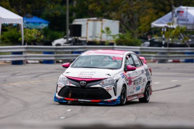 Chiangmai - 13 Kasım 2021, Toyota yarış arabası hipodrom yolunda yüksek hızda, rali spor arabası yarış sırasında yolda hızlı, Toyota Gazoo Yarış Motorsporu Tayland 'da yüksek hız, 700. yıl stadyumu, Chiangmai, Tayland