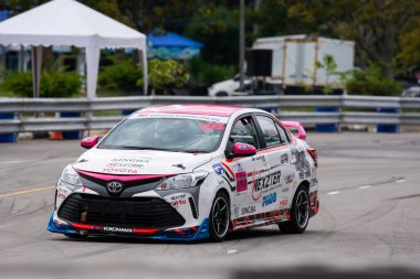 Chiangmai - 13 Kasım 2021, Toyota yarış arabası hipodrom yolunda yüksek hızda, rali spor arabası yarış sırasında yolda hızlı, Toyota Gazoo Yarış Motorsporu Tayland 'da yüksek hız, 700. yıl stadyumu, Chiangmai, Tayland