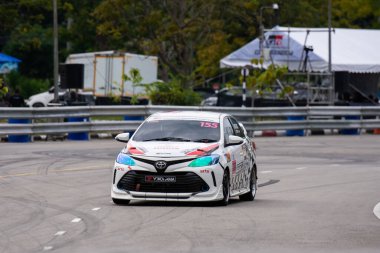 Chiangmai - 13 Kasım 2021, Toyota yarış arabası hipodrom yolunda yüksek hızda, rali spor arabası yarış sırasında yolda hızlı, Toyota Gazoo Yarış Motorsporu Tayland 'da yüksek hız, 700. yıl stadyumu, Chiangmai, Tayland