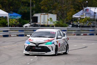 Chiangmai - 13 Kasım 2021, Toyota yarış arabası hipodrom yolunda yüksek hızda, rali spor arabası yarış sırasında yolda hızlı, Toyota Gazoo Yarış Motorsporu Tayland 'da yüksek hız, 700. yıl stadyumu, Chiangmai, Tayland