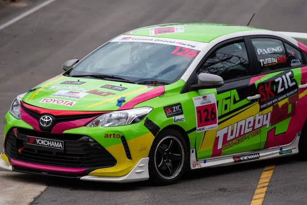 Chiangmai - 13 Kasım 2021, Toyota yarış arabası hipodrom yolunda yüksek hızda, rali spor arabası yarış sırasında yolda hızlı, Toyota Gazoo Yarış Motorsporu Tayland 'da yüksek hız, 700. yıl stadyumu, Chiangmai, Tayland