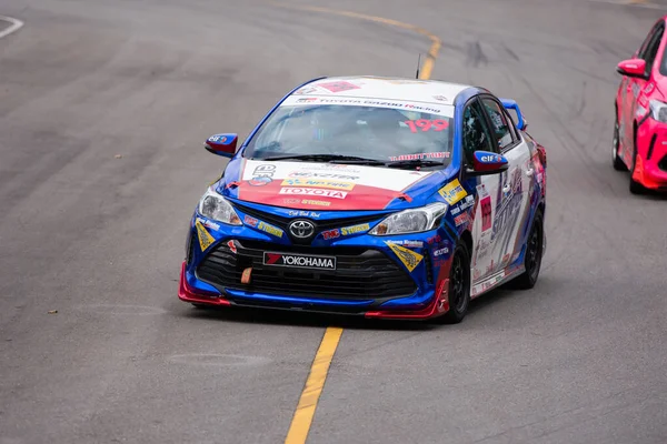 Chiangmai - 13 Kasım 2021, Toyota yarış arabası hipodrom yolunda yüksek hızda, rali spor arabası yarış sırasında yolda hızlı, Toyota Gazoo Yarış Motorsporu Tayland 'da yüksek hız, 700. yıl stadyumu, Chiangmai, Tayland