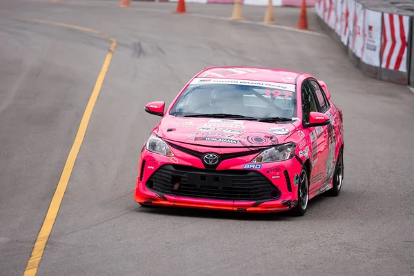 Chiangmai - 13 Kasım 2021, Toyota yarış arabası hipodrom yolunda yüksek hızda, rali spor arabası yarış sırasında yolda hızlı, Toyota Gazoo Yarış Motorsporu Tayland 'da yüksek hız, 700. yıl stadyumu, Chiangmai, Tayland