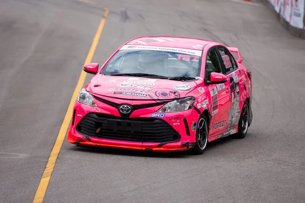 Chiangmai - 13 Kasım 2021, Toyota yarış arabası hipodrom yolunda yüksek hızda, rali spor arabası yarış sırasında yolda hızlı, Toyota Gazoo Yarış Motorsporu Tayland 'da yüksek hız, 700. yıl stadyumu, Chiangmai, Tayland