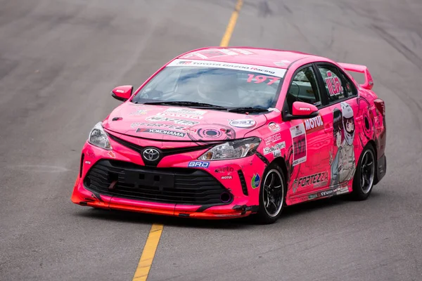 Chiangmai - 13 Kasım 2021, Toyota yarış arabası hipodrom yolunda yüksek hızda, rali spor arabası yarış sırasında yolda hızlı, Toyota Gazoo Yarış Motorsporu Tayland 'da yüksek hız, 700. yıl stadyumu, Chiangmai, Tayland