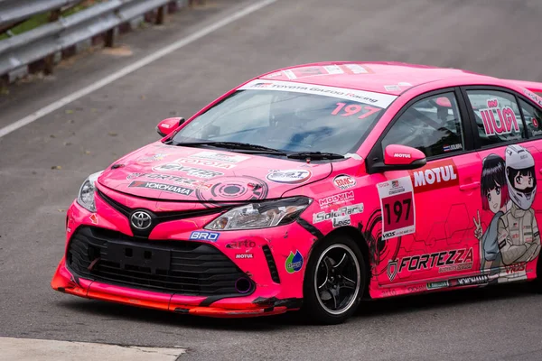 Chiangmai - 13 Kasım 2021, Toyota yarış arabası hipodrom yolunda yüksek hızda, rali spor arabası yarış sırasında yolda hızlı, Toyota Gazoo Yarış Motorsporu Tayland 'da yüksek hız, 700. yıl stadyumu, Chiangmai, Tayland