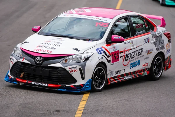 Chiangmai - 13 Kasım 2021, Toyota yarış arabası hipodrom yolunda yüksek hızda, rali spor arabası yarış sırasında yolda hızlı, Toyota Gazoo Yarış Motorsporu Tayland 'da yüksek hız, 700. yıl stadyumu, Chiangmai, Tayland