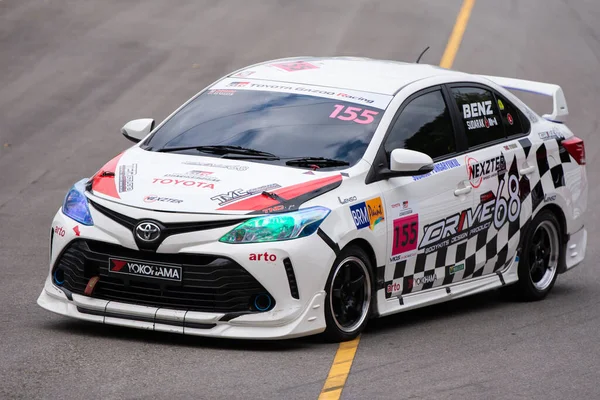 Chiangmai - 13 Kasım 2021, Toyota yarış arabası hipodrom yolunda yüksek hızda, rali spor arabası yarış sırasında yolda hızlı, Toyota Gazoo Yarış Motorsporu Tayland 'da yüksek hız, 700. yıl stadyumu, Chiangmai, Tayland