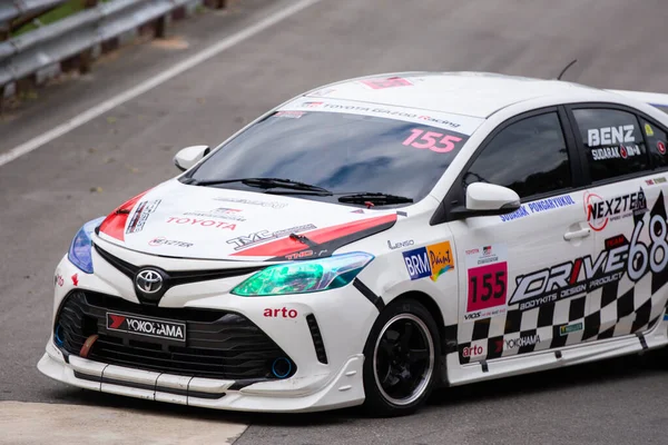 Chiangmai - 13 Kasım 2021, Toyota yarış arabası hipodrom yolunda yüksek hızda, rali spor arabası yarış sırasında yolda hızlı, Toyota Gazoo Yarış Motorsporu Tayland 'da yüksek hız, 700. yıl stadyumu, Chiangmai, Tayland