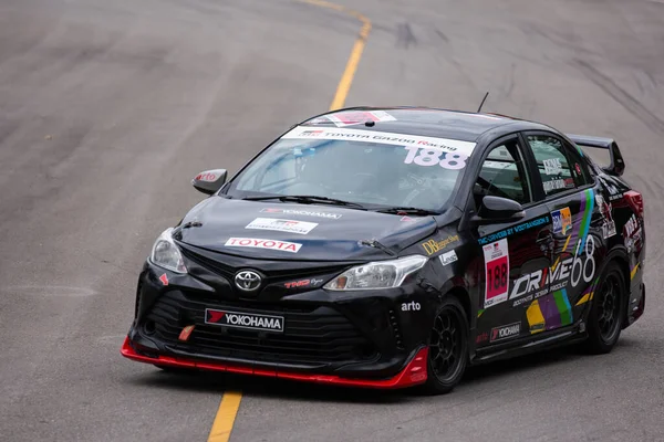 Chiangmai - 13 Kasım 2021, Toyota yarış arabası hipodrom yolunda yüksek hızda, rali spor arabası yarış sırasında yolda hızlı, Toyota Gazoo Yarış Motorsporu Tayland 'da yüksek hız, 700. yıl stadyumu, Chiangmai, Tayland