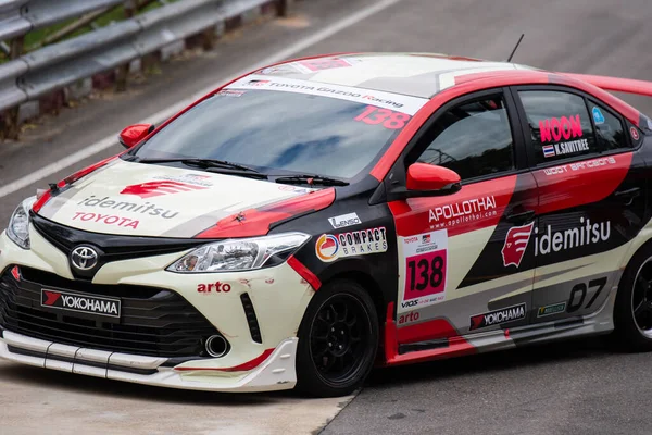 Chiangmai - 13 Kasım 2021, Toyota yarış arabası hipodrom yolunda yüksek hızda, rali spor arabası yarış sırasında yolda hızlı, Toyota Gazoo Yarış Motorsporu Tayland 'da yüksek hız, 700. yıl stadyumu, Chiangmai, Tayland