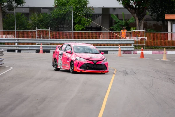Chiangmai - 13 Kasım 2021, Toyota yarış arabası hipodrom yolunda yüksek hızda, rali spor arabası yarış sırasında yolda hızlı, Toyota Gazoo Yarış Motorsporu Tayland 'da yüksek hız, 700. yıl stadyumu, Chiangmai, Tayland