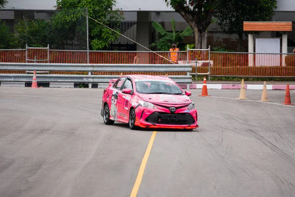 Chiangmai - 13 Kasım 2021, Toyota yarış arabası hipodrom yolunda yüksek hızda, rali spor arabası yarış sırasında yolda hızlı, Toyota Gazoo Yarış Motorsporu Tayland 'da yüksek hız, 700. yıl stadyumu, Chiangmai, Tayland