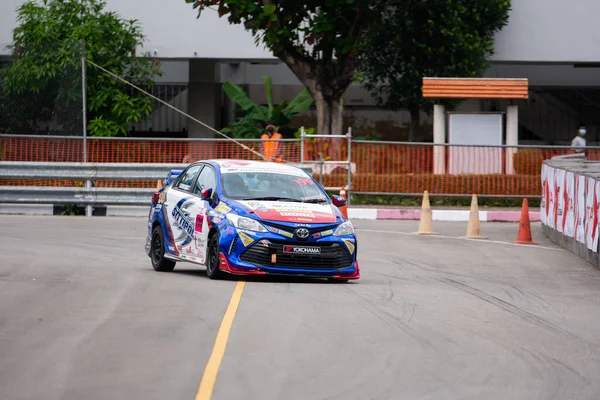 Chiangmai - 13 Kasım 2021, Toyota yarış arabası hipodrom yolunda yüksek hızda, rali spor arabası yarış sırasında yolda hızlı, Toyota Gazoo Yarış Motorsporu Tayland 'da yüksek hız, 700. yıl stadyumu, Chiangmai, Tayland