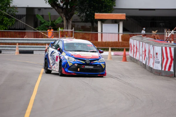 Chiangmai - 13 Kasım 2021, Toyota yarış arabası hipodrom yolunda yüksek hızda, rali spor arabası yarış sırasında yolda hızlı, Toyota Gazoo Yarış Motorsporu Tayland 'da yüksek hız, 700. yıl stadyumu, Chiangmai, Tayland