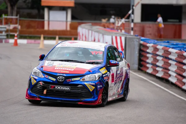 Chiangmai - 13 Kasım 2021, Toyota yarış arabası hipodrom yolunda yüksek hızda, rali spor arabası yarış sırasında yolda hızlı, Toyota Gazoo Yarış Motorsporu Tayland 'da yüksek hız, 700. yıl stadyumu, Chiangmai, Tayland