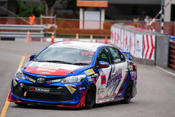 Chiangmai - 13 Kasım 2021, Toyota yarış arabası hipodrom yolunda yüksek hızda, rali spor arabası yarış sırasında yolda hızlı, Toyota Gazoo Yarış Motorsporu Tayland 'da yüksek hız, 700. yıl stadyumu, Chiangmai, Tayland