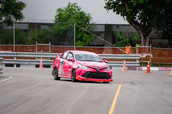 Chiangmai - 13 Kasım 2021, Toyota yarış arabası hipodrom yolunda yüksek hızda, rali spor arabası yarış sırasında yolda hızlı, Toyota Gazoo Yarış Motorsporu Tayland 'da yüksek hız, 700. yıl stadyumu, Chiangmai, Tayland