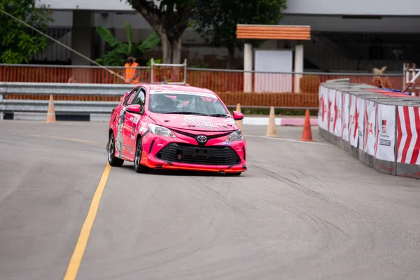 Chiangmai - 13 Kasım 2021, Toyota yarış arabası hipodrom yolunda yüksek hızda, rali spor arabası yarış sırasında yolda hızlı, Toyota Gazoo Yarış Motorsporu Tayland 'da yüksek hız, 700. yıl stadyumu, Chiangmai, Tayland