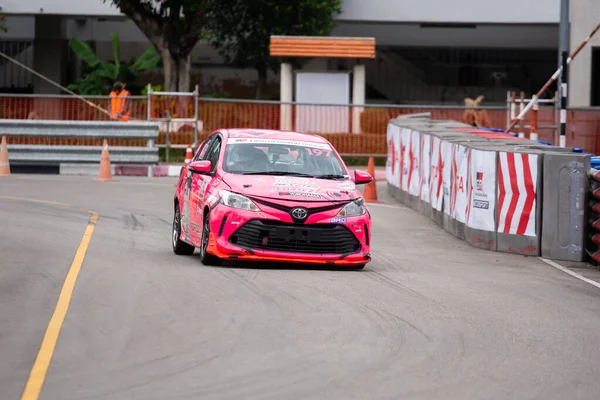 Chiangmai - 13 Kasım 2021, Toyota yarış arabası hipodrom yolunda yüksek hızda, rali spor arabası yarış sırasında yolda hızlı, Toyota Gazoo Yarış Motorsporu Tayland 'da yüksek hız, 700. yıl stadyumu, Chiangmai, Tayland