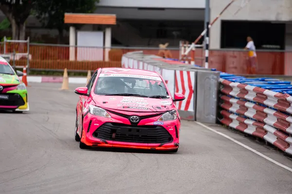 Chiangmai - 13 Kasım 2021, Toyota yarış arabası hipodrom yolunda yüksek hızda, rali spor arabası yarış sırasında yolda hızlı, Toyota Gazoo Yarış Motorsporu Tayland 'da yüksek hız, 700. yıl stadyumu, Chiangmai, Tayland