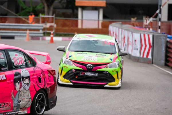 Chiangmai - 13 Kasım 2021, Toyota yarış arabası hipodrom yolunda yüksek hızda, rali spor arabası yarış sırasında yolda hızlı, Toyota Gazoo Yarış Motorsporu Tayland 'da yüksek hız, 700. yıl stadyumu, Chiangmai, Tayland