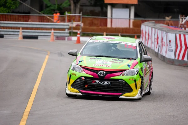 Chiangmai - 13 Kasım 2021, Toyota yarış arabası hipodrom yolunda yüksek hızda, rali spor arabası yarış sırasında yolda hızlı, Toyota Gazoo Yarış Motorsporu Tayland 'da yüksek hız, 700. yıl stadyumu, Chiangmai, Tayland