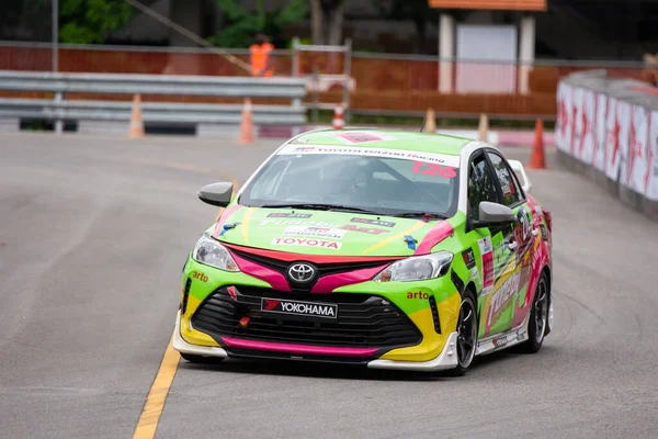 Chiangmai - 13 Kasım 2021, Toyota yarış arabası hipodrom yolunda yüksek hızda, rali spor arabası yarış sırasında yolda hızlı, Toyota Gazoo Yarış Motorsporu Tayland 'da yüksek hız, 700. yıl stadyumu, Chiangmai, Tayland