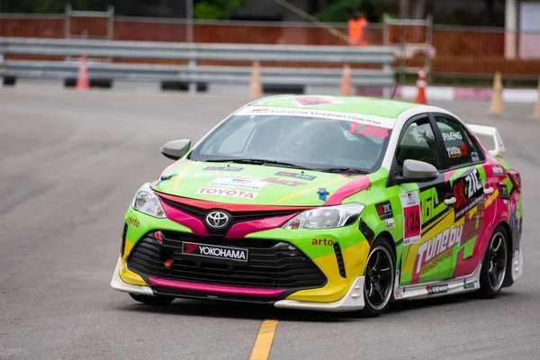 Chiangmai - 13 Kasım 2021, Toyota yarış arabası hipodrom yolunda yüksek hızda, rali spor arabası yarış sırasında yolda hızlı, Toyota Gazoo Yarış Motorsporu Tayland 'da yüksek hız, 700. yıl stadyumu, Chiangmai, Tayland