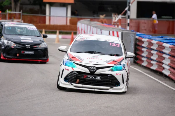 Chiangmai - 13 Kasım 2021, Toyota yarış arabası hipodrom yolunda yüksek hızda, rali spor arabası yarış sırasında yolda hızlı, Toyota Gazoo Yarış Motorsporu Tayland 'da yüksek hız, 700. yıl stadyumu, Chiangmai, Tayland