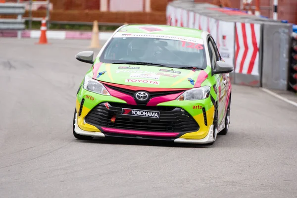 Chiangmai - 13 Kasım 2021, Toyota yarış arabası hipodrom yolunda yüksek hızda, rali spor arabası yarış sırasında yolda hızlı, Toyota Gazoo Yarış Motorsporu Tayland 'da yüksek hız, 700. yıl stadyumu, Chiangmai, Tayland