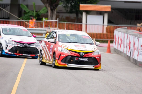 Chiangmai - 13 Kasım 2021, Toyota yarış arabası hipodrom yolunda yüksek hızda, rali spor arabası yarış sırasında yolda hızlı, Toyota Gazoo Yarış Motorsporu Tayland 'da yüksek hız, 700. yıl stadyumu, Chiangmai, Tayland