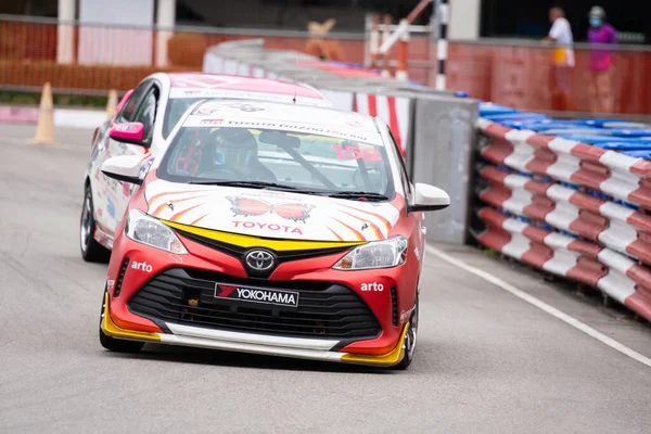Chiangmai - 13 Kasım 2021, Toyota yarış arabası hipodrom yolunda yüksek hızda, rali spor arabası yarış sırasında yolda hızlı, Toyota Gazoo Yarış Motorsporu Tayland 'da yüksek hız, 700. yıl stadyumu, Chiangmai, Tayland