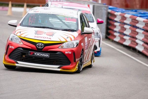 Chiangmai - 13 Kasım 2021, Toyota yarış arabası hipodrom yolunda yüksek hızda, rali spor arabası yarış sırasında yolda hızlı, Toyota Gazoo Yarış Motorsporu Tayland 'da yüksek hız, 700. yıl stadyumu, Chiangmai, Tayland