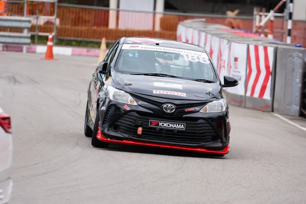 Chiangmai - 13 Kasım 2021, Toyota yarış arabası hipodrom yolunda yüksek hızda, rali spor arabası yarış sırasında yolda hızlı, Toyota Gazoo Yarış Motorsporu Tayland 'da yüksek hız, 700. yıl stadyumu, Chiangmai, Tayland