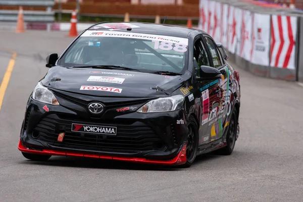 Chiangmai - 13 Kasım 2021, Toyota yarış arabası hipodrom yolunda yüksek hızda, rali spor arabası yarış sırasında yolda hızlı, Toyota Gazoo Yarış Motorsporu Tayland 'da yüksek hız, 700. yıl stadyumu, Chiangmai, Tayland