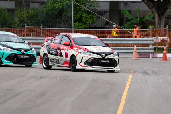 Chiangmai - 13 Kasım 2021, Toyota yarış arabası hipodrom yolunda yüksek hızda, rali spor arabası yarış sırasında yolda hızlı, Toyota Gazoo Yarış Motorsporu Tayland 'da yüksek hız, 700. yıl stadyumu, Chiangmai, Tayland
