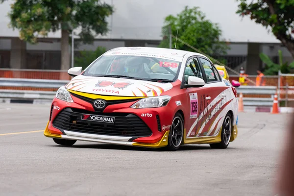Chiangmai - 13 Kasım 2021, Toyota yarış arabası hipodrom yolunda yüksek hızda, rali spor arabası yarış sırasında yolda hızlı, Toyota Gazoo Yarış Motorsporu Tayland 'da yüksek hız, 700. yıl stadyumu, Chiangmai, Tayland
