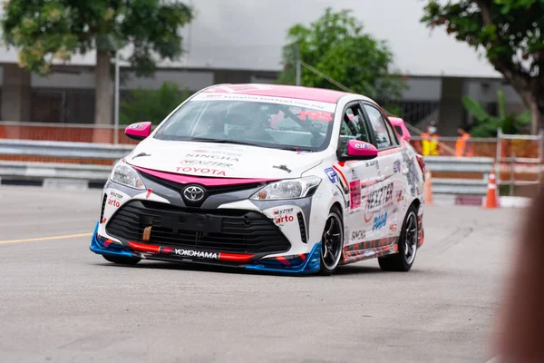 Chiangmai - 13 Kasım 2021, Toyota yarış arabası hipodrom yolunda yüksek hızda, rali spor arabası yarış sırasında yolda hızlı, Toyota Gazoo Yarış Motorsporu Tayland 'da yüksek hız, 700. yıl stadyumu, Chiangmai, Tayland