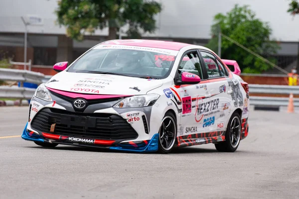 Chiangmai - 13 Kasım 2021, Toyota yarış arabası hipodrom yolunda yüksek hızda, rali spor arabası yarış sırasında yolda hızlı, Toyota Gazoo Yarış Motorsporu Tayland 'da yüksek hız, 700. yıl stadyumu, Chiangmai, Tayland