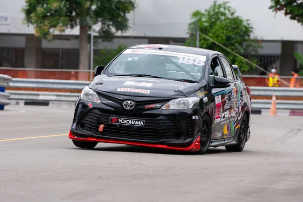 Chiangmai - 13 Kasım 2021, Toyota yarış arabası hipodrom yolunda yüksek hızda, rali spor arabası yarış sırasında yolda hızlı, Toyota Gazoo Yarış Motorsporu Tayland 'da yüksek hız, 700. yıl stadyumu, Chiangmai, Tayland
