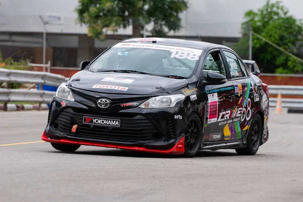 Chiangmai - 13 Kasım 2021, Toyota yarış arabası hipodrom yolunda yüksek hızda, rali spor arabası yarış sırasında yolda hızlı, Toyota Gazoo Yarış Motorsporu Tayland 'da yüksek hız, 700. yıl stadyumu, Chiangmai, Tayland