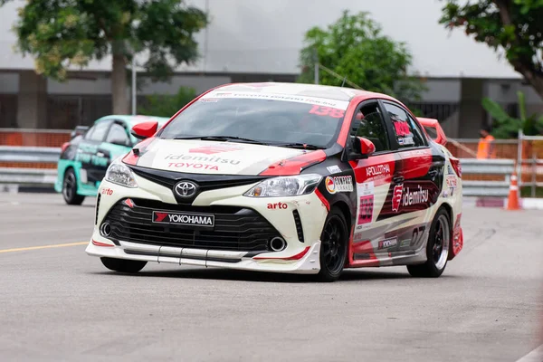 Chiangmai - 13 Kasım 2021, Toyota yarış arabası hipodrom yolunda yüksek hızda, rali spor arabası yarış sırasında yolda hızlı, Toyota Gazoo Yarış Motorsporu Tayland 'da yüksek hız, 700. yıl stadyumu, Chiangmai, Tayland