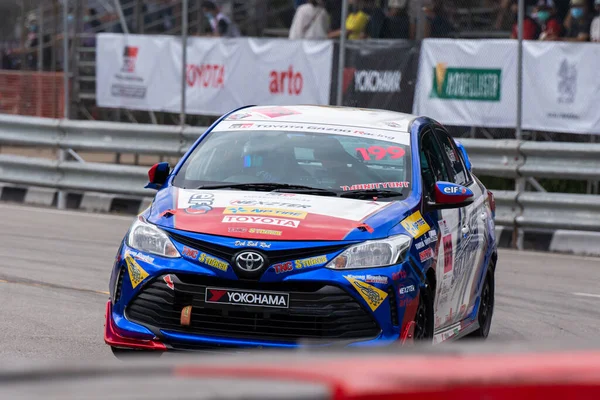 Chiangmai - 13 Kasım 2021, Toyota yarış arabası hipodrom yolunda yüksek hızda, rali spor arabası yarış sırasında yolda hızlı, Toyota Gazoo Yarış Motorsporu Tayland 'da yüksek hız, 700. yıl stadyumu, Chiangmai, Tayland