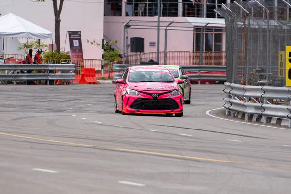 Chiangmai - 13 Kasım 2021, Toyota yarış arabası hipodrom yolunda yüksek hızda, rali spor arabası yarış sırasında yolda hızlı, Toyota Gazoo Yarış Motorsporu Tayland 'da yüksek hız, 700. yıl stadyumu, Chiangmai, Tayland