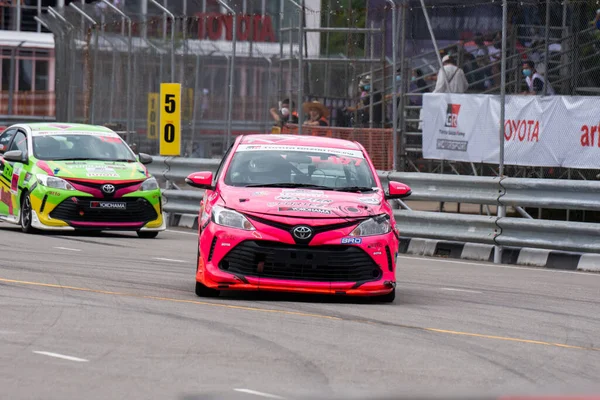 Chiangmai - 13 Kasım 2021, Toyota yarış arabası hipodrom yolunda yüksek hızda, rali spor arabası yarış sırasında yolda hızlı, Toyota Gazoo Yarış Motorsporu Tayland 'da yüksek hız, 700. yıl stadyumu, Chiangmai, Tayland